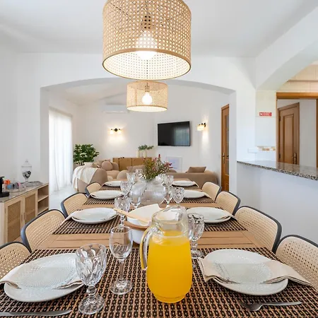 Alma Invicta Villa *