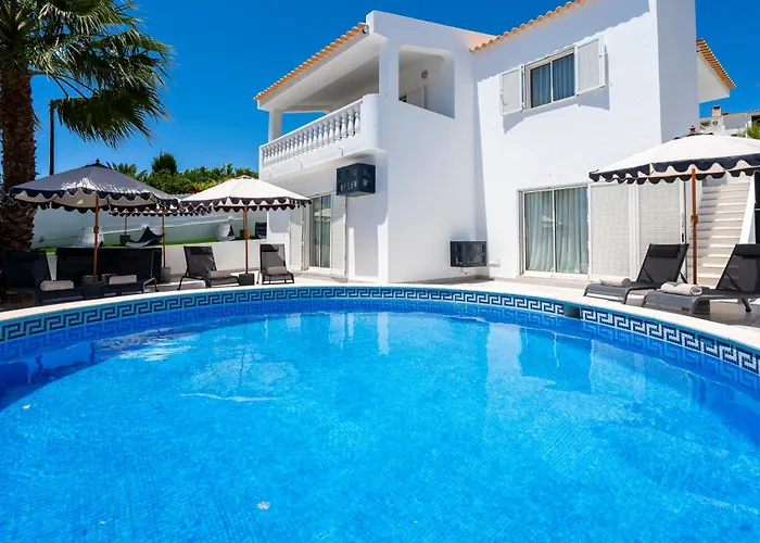 Alma Invicta Villa *